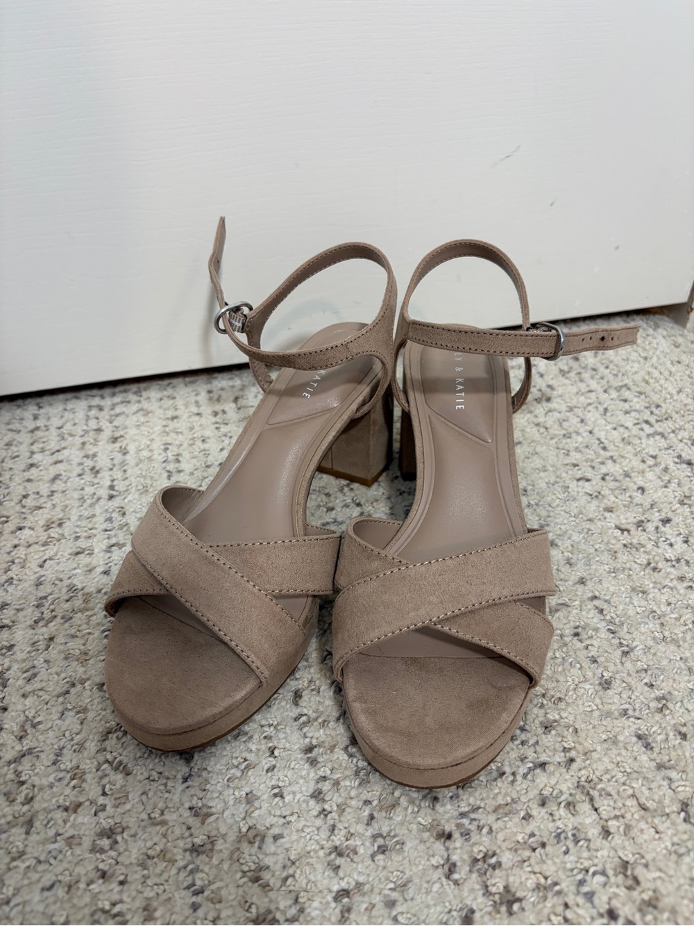 Kelly & Katie Shervin Taupe Block Heel Sandals Size 7W